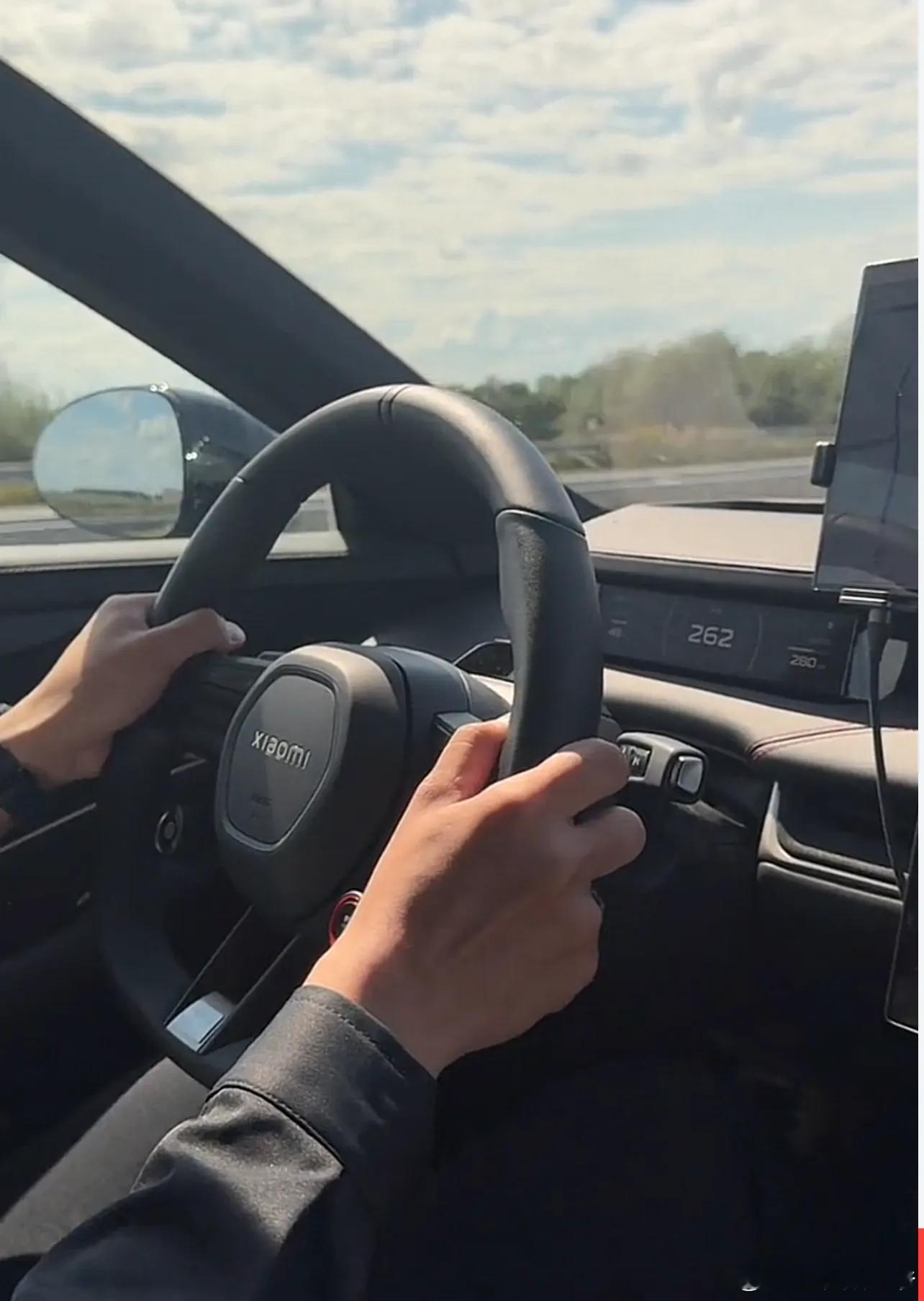 看到了一个NB的博主，在国外的不限速的高速，最高时速跑到了269，看视频的时候感