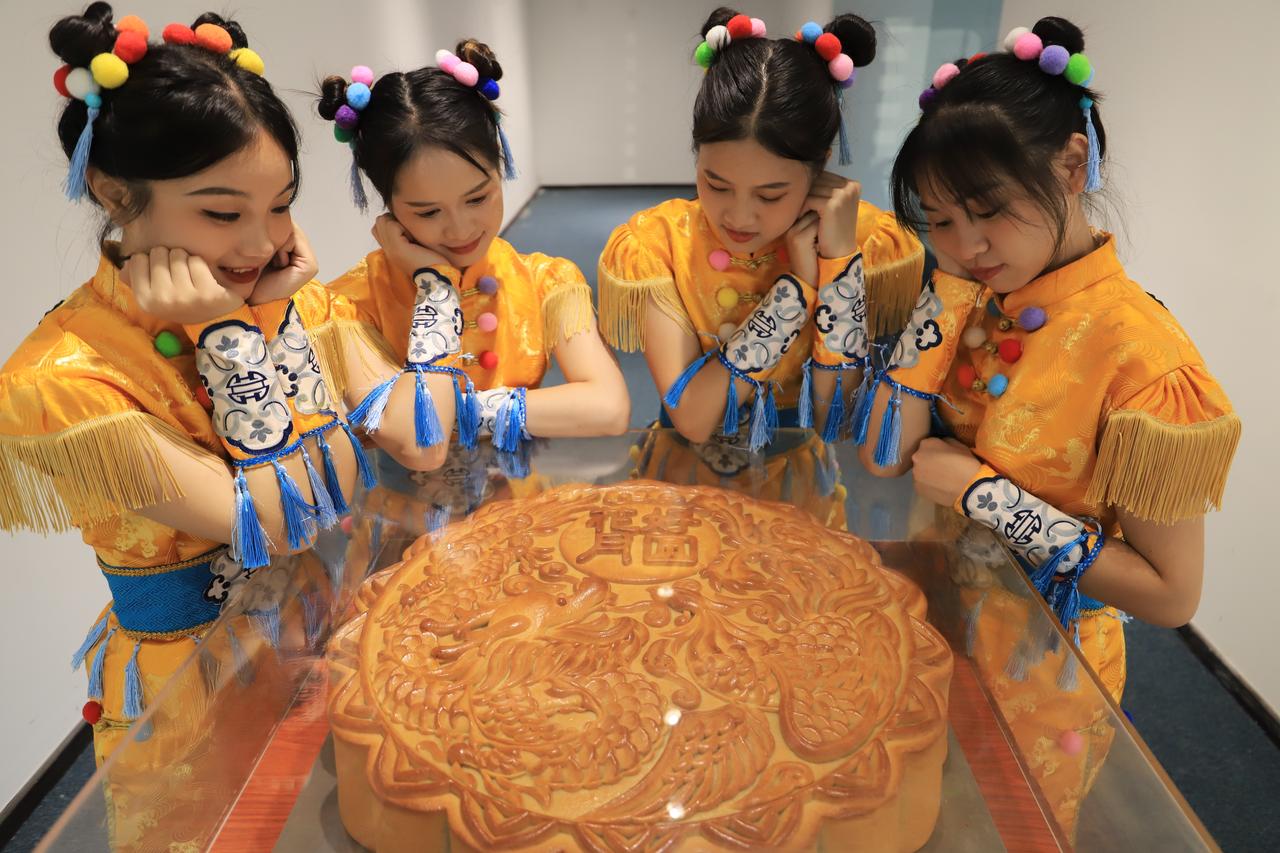 美味超大月饼、嫦娥仙子送祝福、月老下凡牵红线、画中仙子降福山，这个中秋、国庆假期