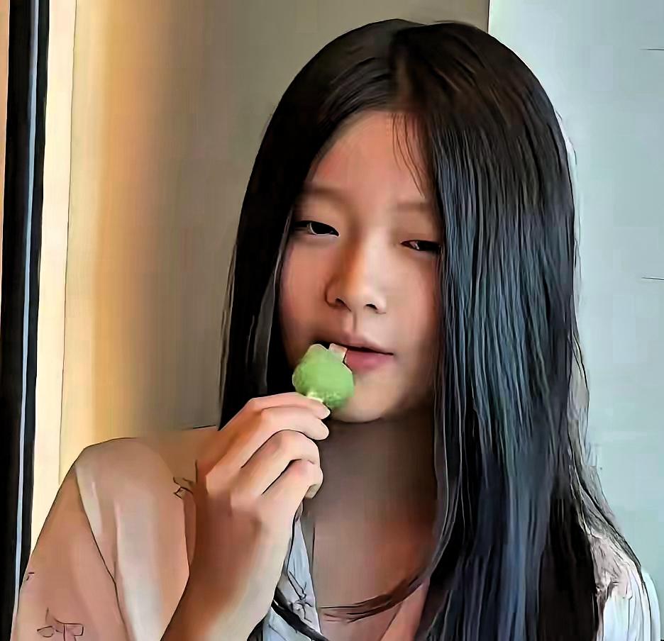 一个叫玥玥的小女孩，母亲节在网上注册了一个账号，这像是第一步, 走向了外面, 很