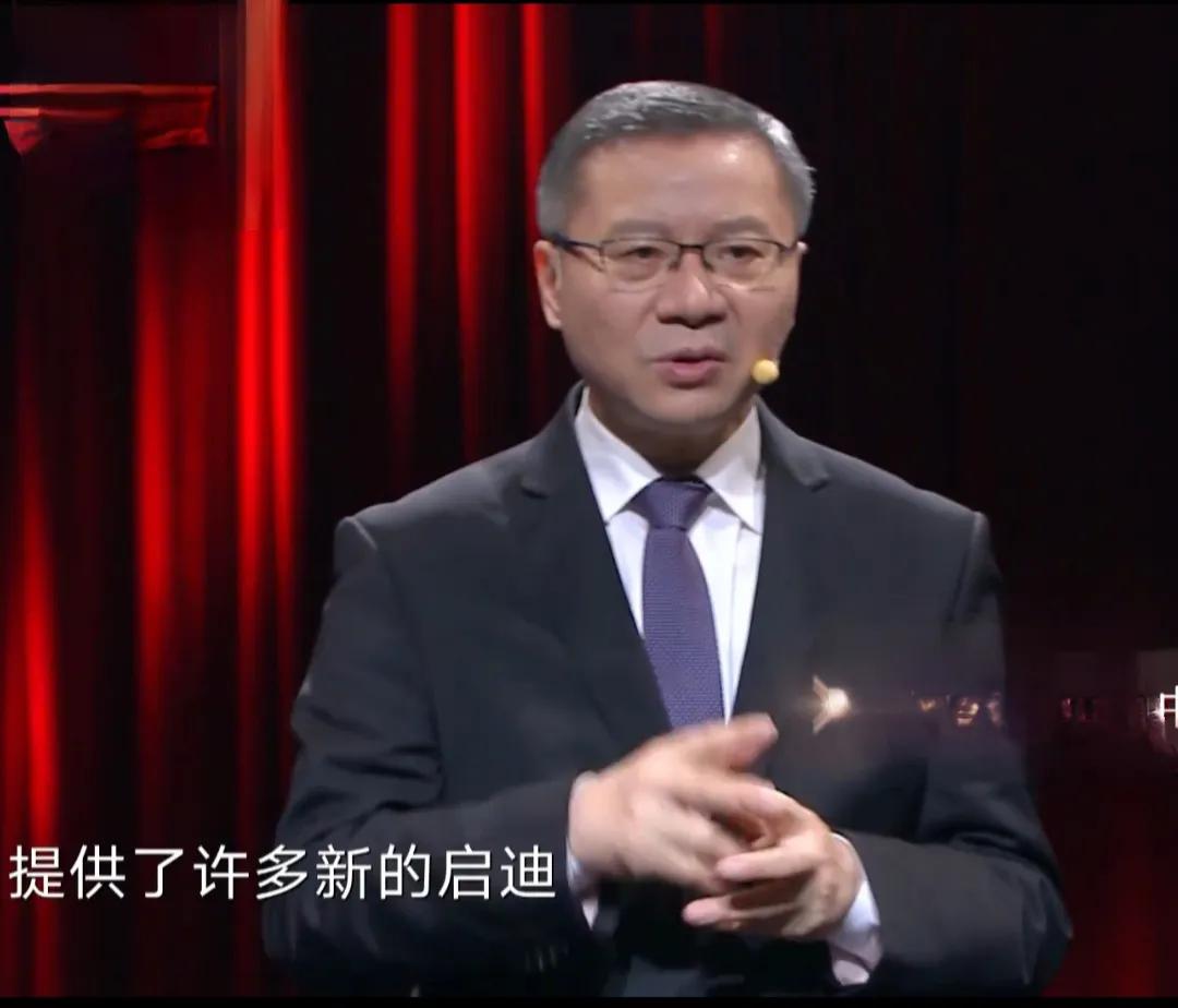 张维为教授的签名。
张教授的签名还是很有特点的，其字体还是较为流畅的。定晴一看，