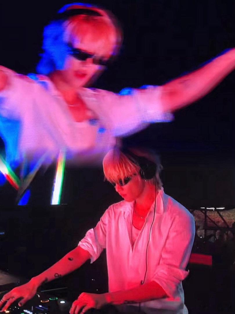 徐明浩音乐节DJ打碟 徐明浩这段打碟视频我看了好几遍。每一遍都在看他的手，每一遍
