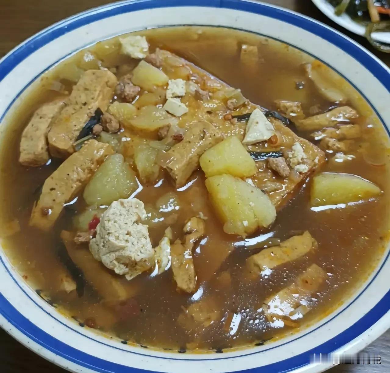 呼和浩特的一碗臊子面才5元，真的是宝藏地点啊[烟花][烟花][烟花][烟花][玫