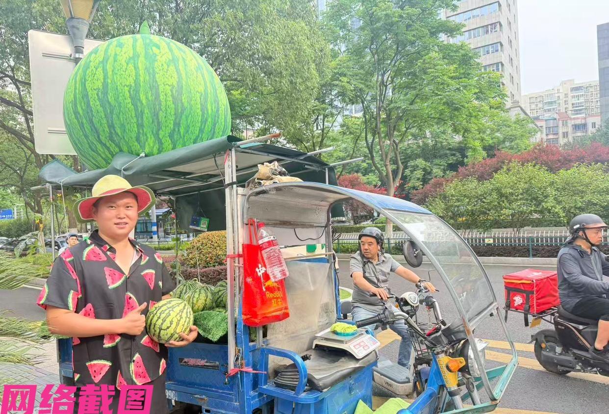 温州街头有名三十岁男子骑着改装的三轮车，车顶上还做个大西瓜定制的特别模型，身上穿