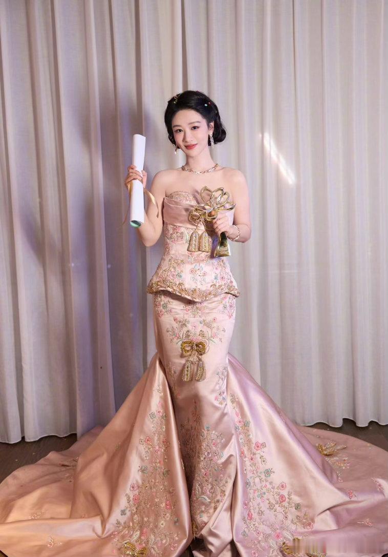 杨紫每次都会惊艳到生图能打，氛围感强全球顶级规格，时尚认可度高。高定魅影大片很吸