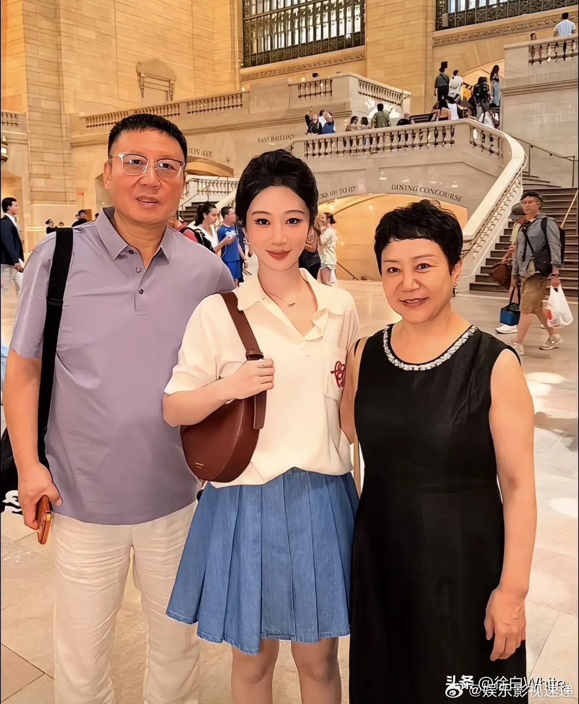 7月19日，杨紫全家福，杨紫不愧是紫妈紫爸的掌上明珠，家庭氛围属实太好了！紫爸一