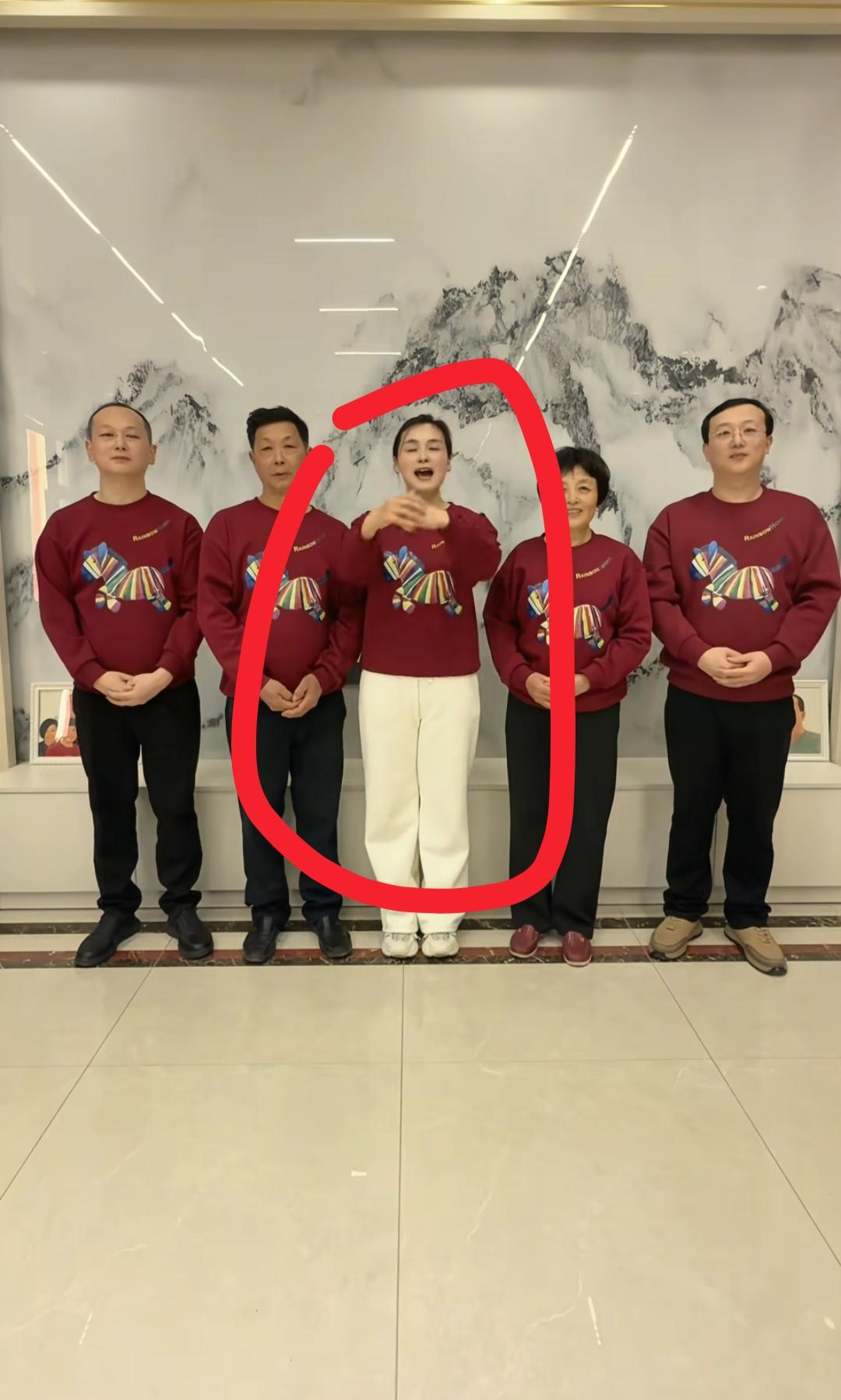 我预料到了瑾汐会回老家过年
也预料到了她可能会发他儿子的照片
但万万没想到一人带