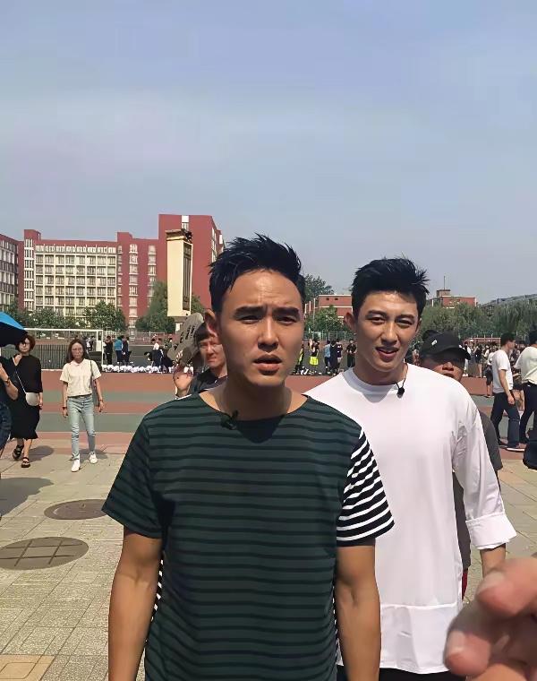 黄景瑜我认识，前面这位大哥是谁