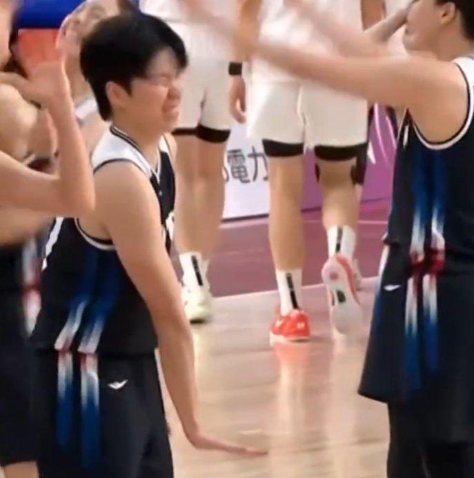 亚运会上的这一幕，看的我真闹心。
中国女篮80-85不敌韩国女篮后，遭到韩国球员