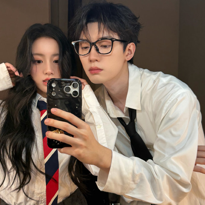 周翊然包上恩衬衫制服合照 周翊然包上恩衬衫制服合照，完全养眼的两个人啊~ 