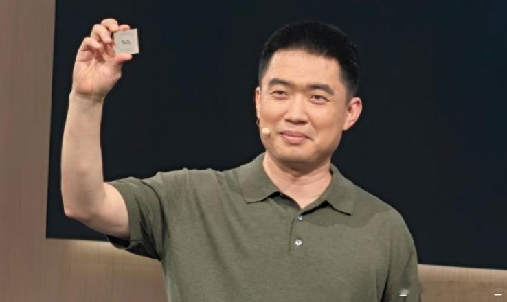 李想：“给我拍张照片吧，不然网上传的都是我举桌子的”。2026理想Livis D
