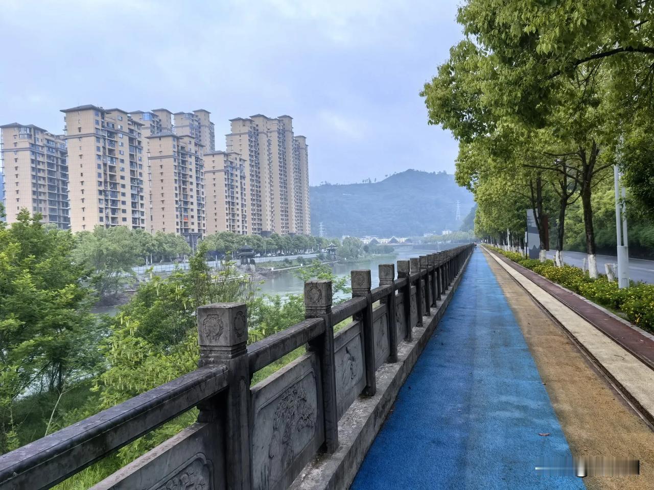 来凤飞来凤，来配龙山龙，龙凤呈祥；
宣恩来宣恩，宣布恩施恩，恩恩临门。
一一武陵