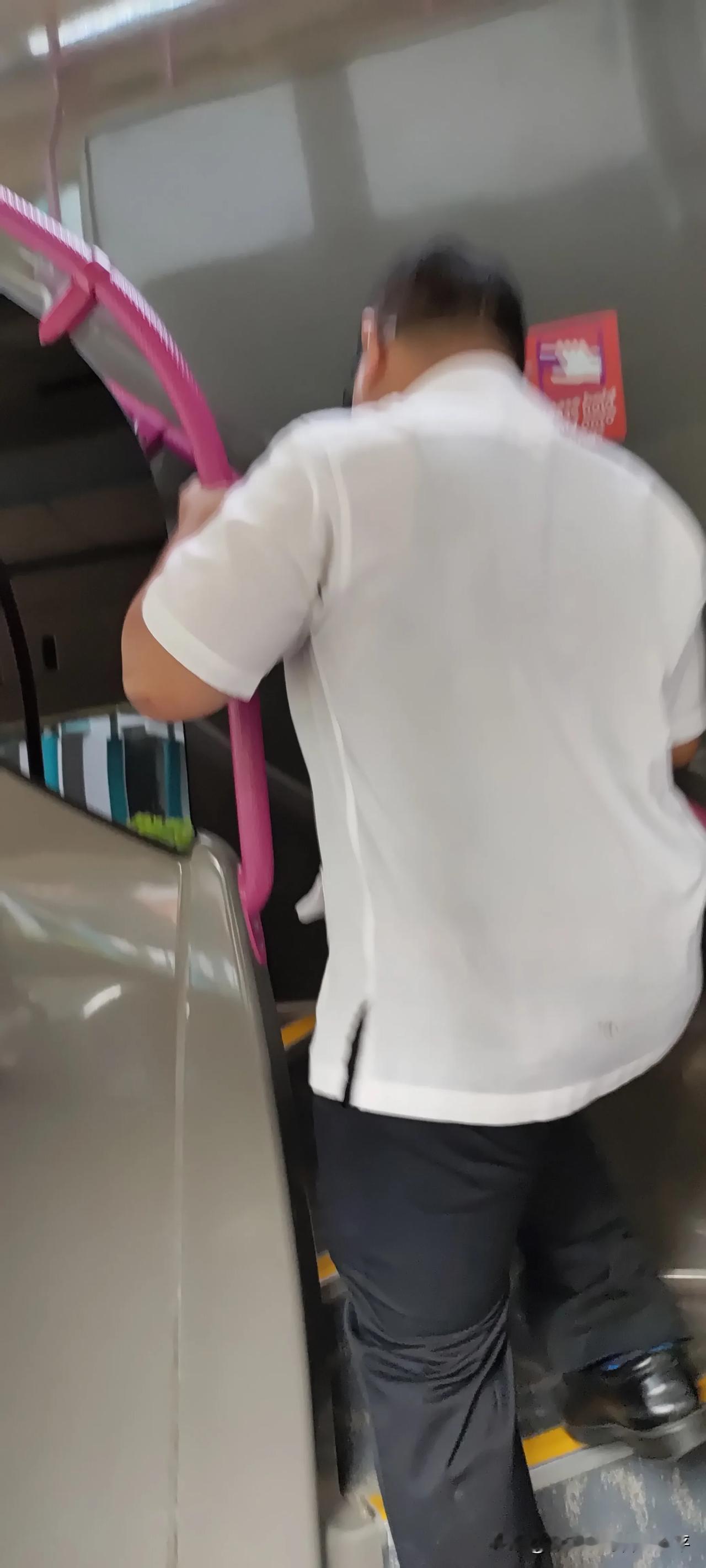 今天在新加坡坐公共汽车，第一次遇到了突然上车查票的人。可是我没有看见他查到一个没