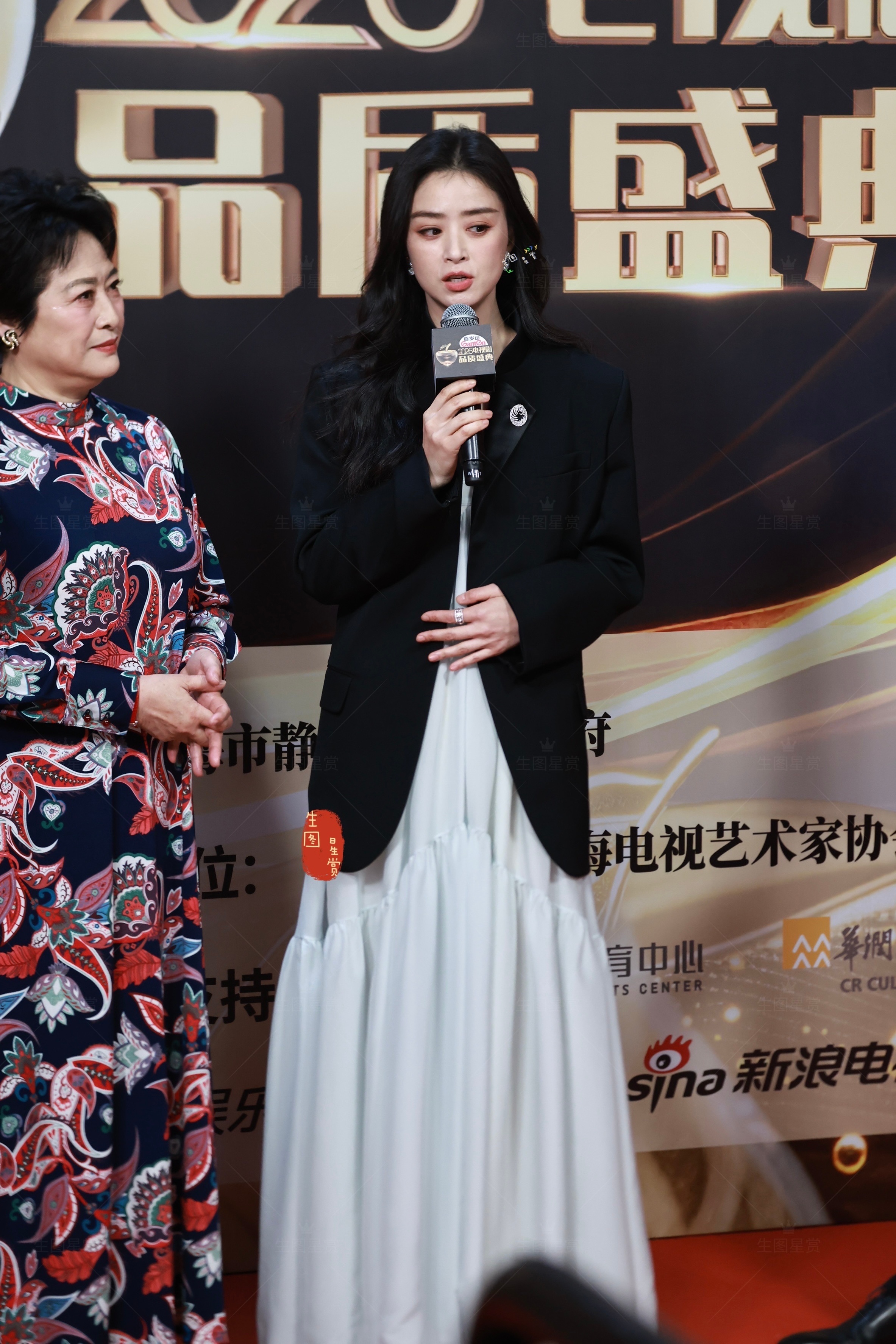 黑白配的蒋欣，一秒代入了华妃娘娘电视剧品质盛典 红毯生图 