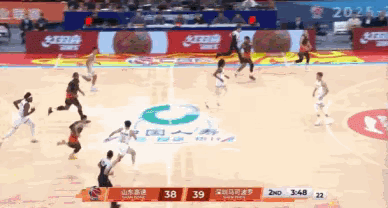 深圳老将周鹏真是难堪大用啊！在今晚深圳对阵山东的二节比赛中，周鹏连续被克里斯造成