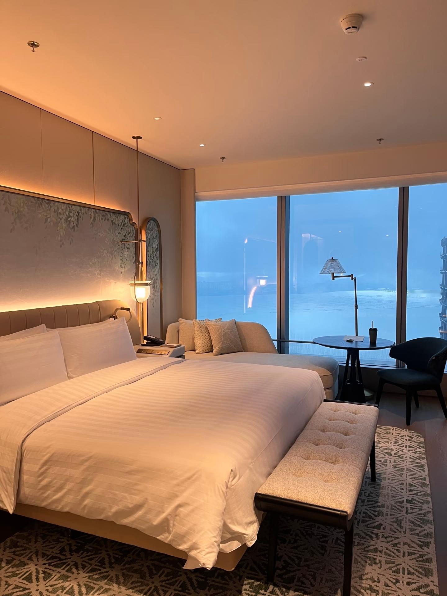 千问30元钟点房一抢而空在追求性价比这方面，年轻人比老一辈厉害，毕竟咱们还有AI