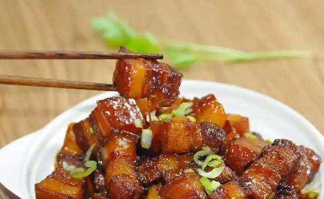 事情要从这几天说起。一到出伏，社交平台上就跟约好了似的，红烧肉、炖鸡汤、羊肉锅铺