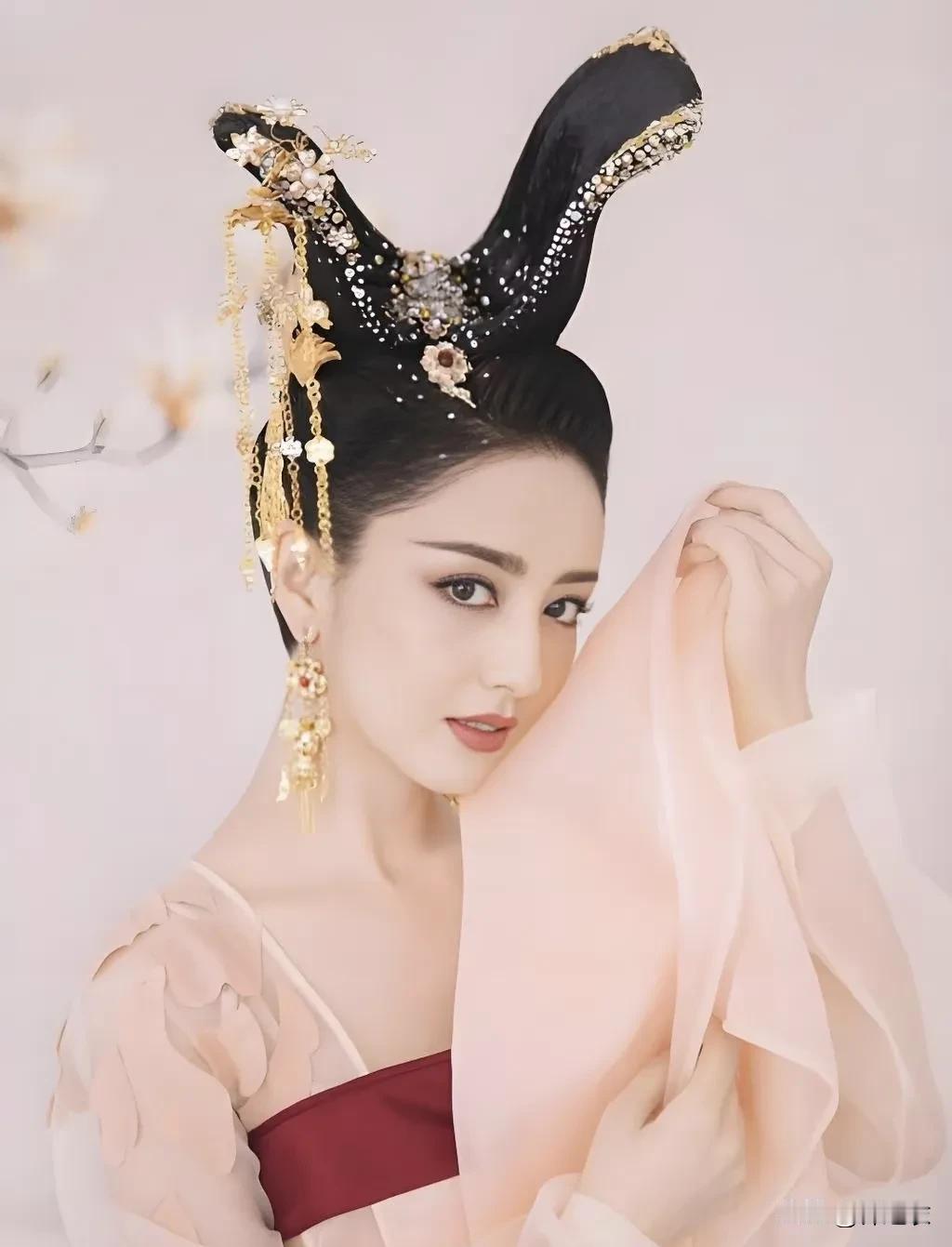 佟丽娅跟金晨一样，平时的颜值看起来也就还好，可是她一跳舞就魅力四射，浑身散发着致