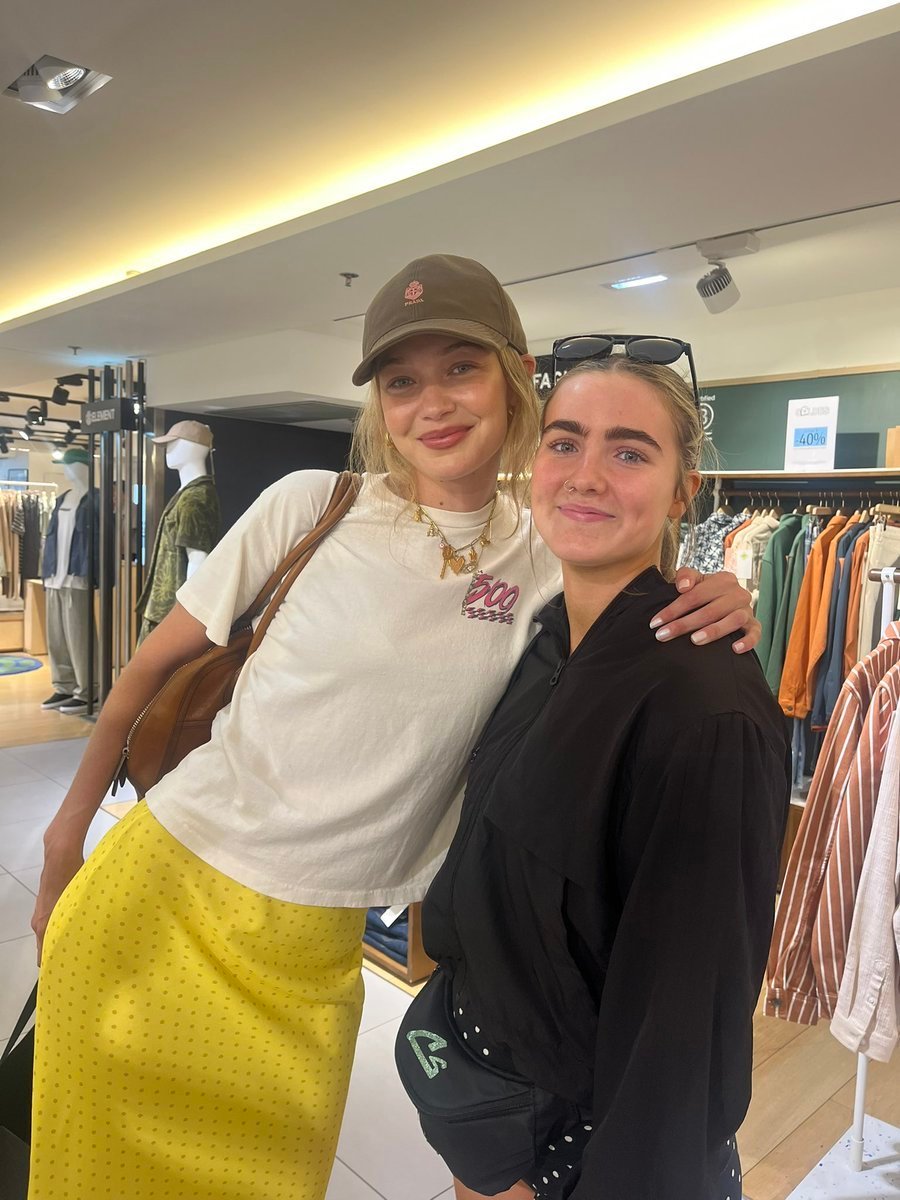 有粉丝在巴黎偶遇Gigi Hadid 💛 