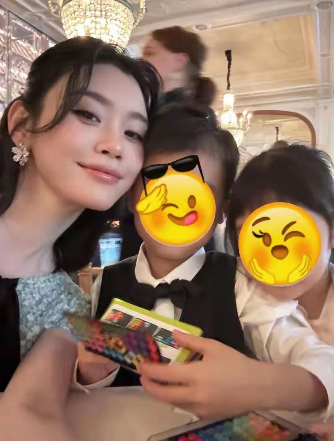 谁能想到何猷君奚梦瑶儿女都这么大了！兄妹俩个头十分出众，分别长到爸妈腰部，不愧是