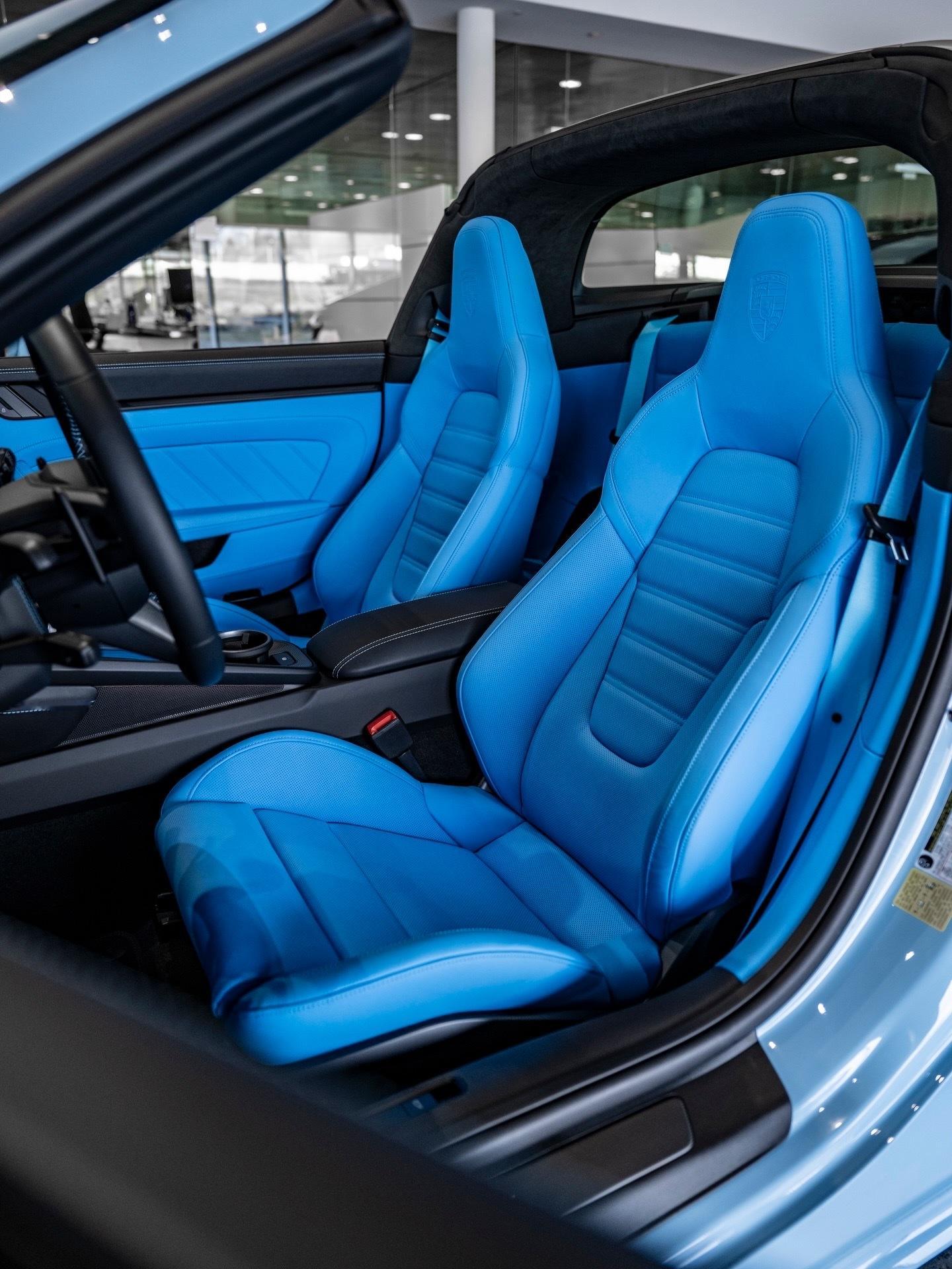 这款992.2 Targa 4 GTS采用了“样品定制”的湾流蓝色漆面，内饰为全