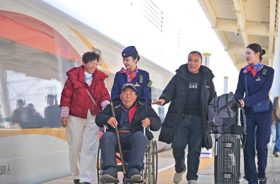 团圆，不只有一种方向在春运人群中，有一群“银发”旅客，离开家乡，奔向子女所在的城