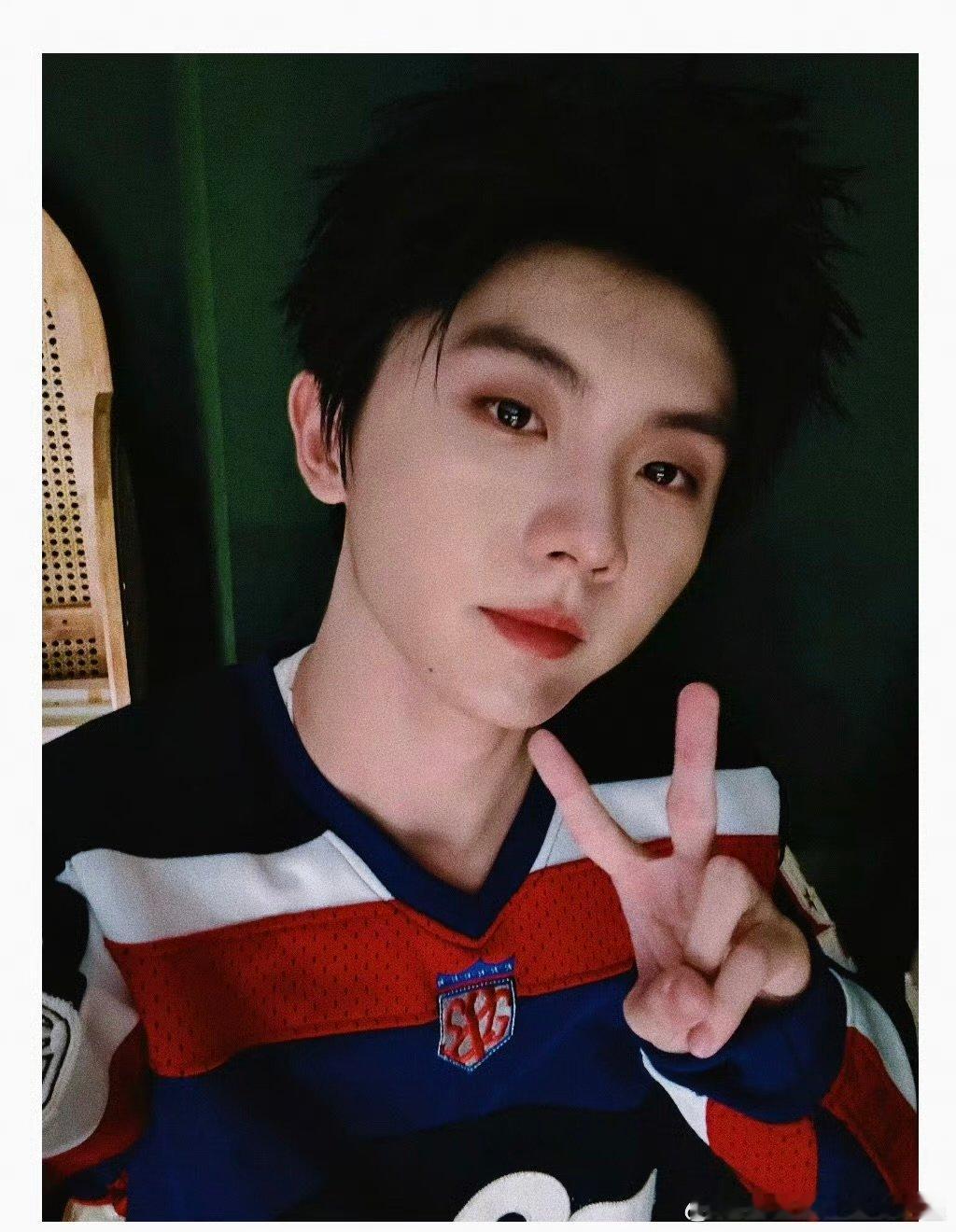 马嘉祺周末晒自拍马嘉祺周末分享自拍，帅气值爆表迷倒一片粉丝！ ​​​