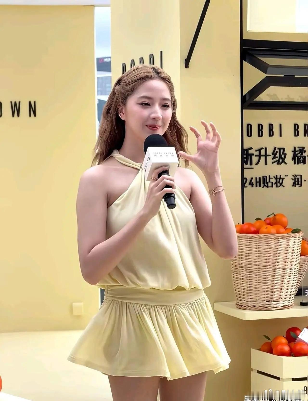 1.欧阳娣娣现在很多晚会的项目都是欧阳娜娜经纪人给的，双方资 源 共 享。2.露