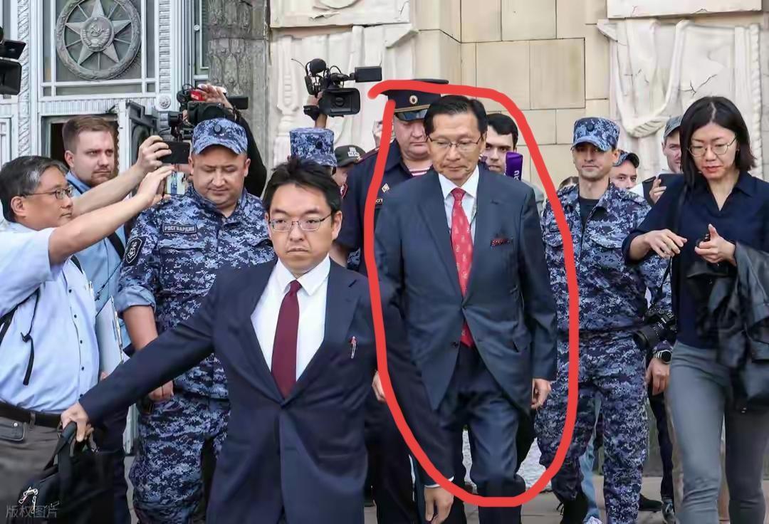 看状态，日本驻俄罗斯大使肯定被俄罗斯怼了，两次召见都不见，8月18日，日本驻俄罗