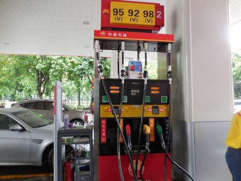 听说今晚油价大幅度上涨，我上午去给爱车加满了油

最近这几天，网上很多人都在传说