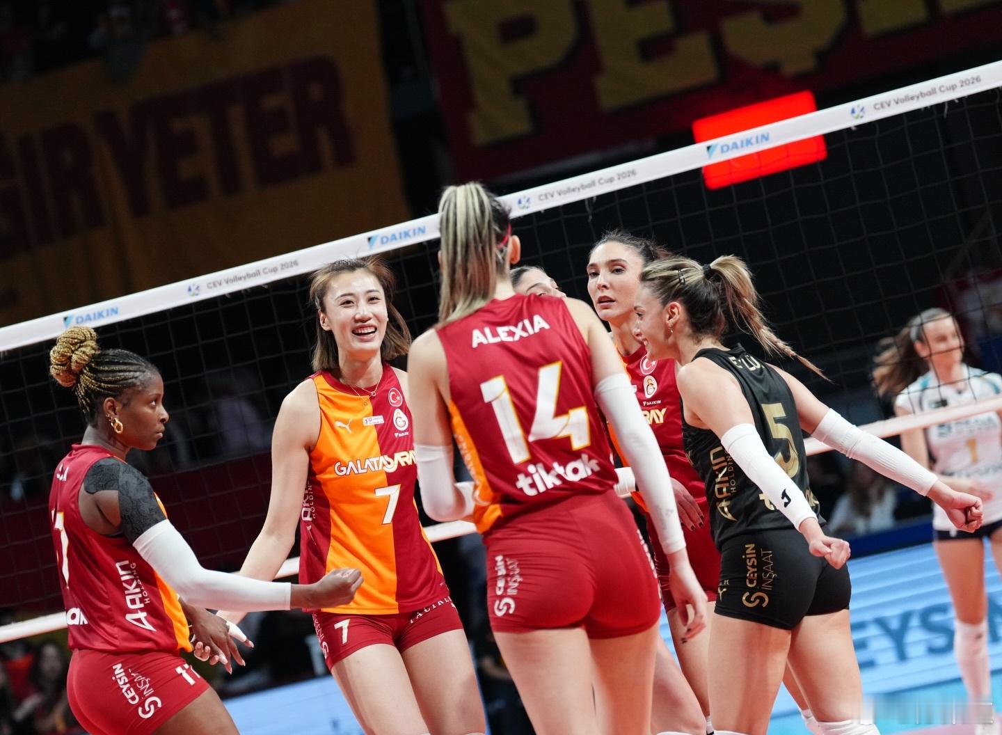 王媛媛王媛媛助队夺欧联杯冠军王媛媛在本赛季欧联杯的拦网得分30分，在排行榜上位列