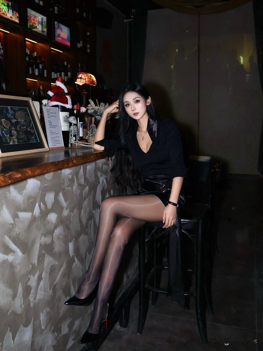 哇，“黑衣美人倚栏坐，酒香飘溢夜如墨”这场景想想就绝美。
夜幕深沉如墨，一位身着