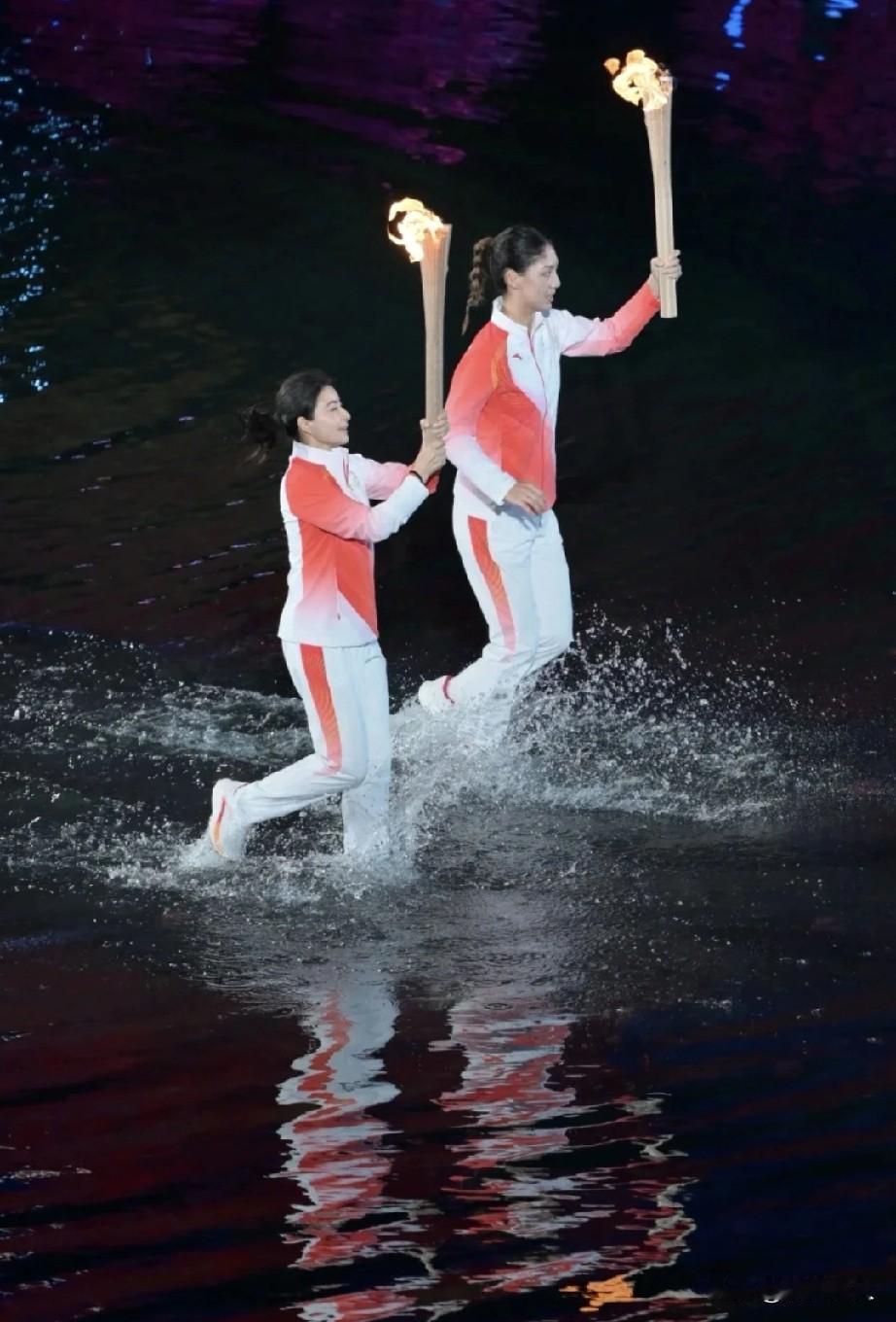 为什么全运会火炬传递要在水里行走？有什么寓意吗？火炬手第一棒：马琳、陈若琳，第二