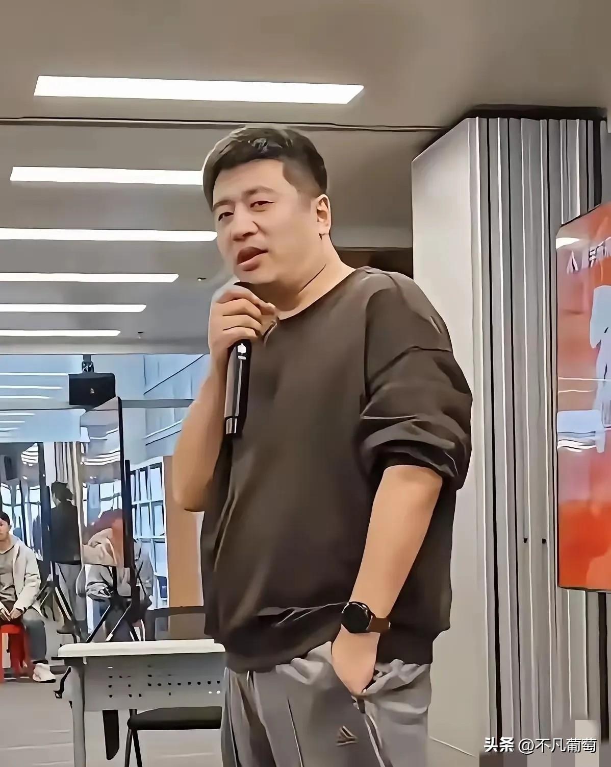 张雪峰的家庭概况：妻子李丽婧，90后，比张雪峰小7岁，历史学博士、高校副教授，低