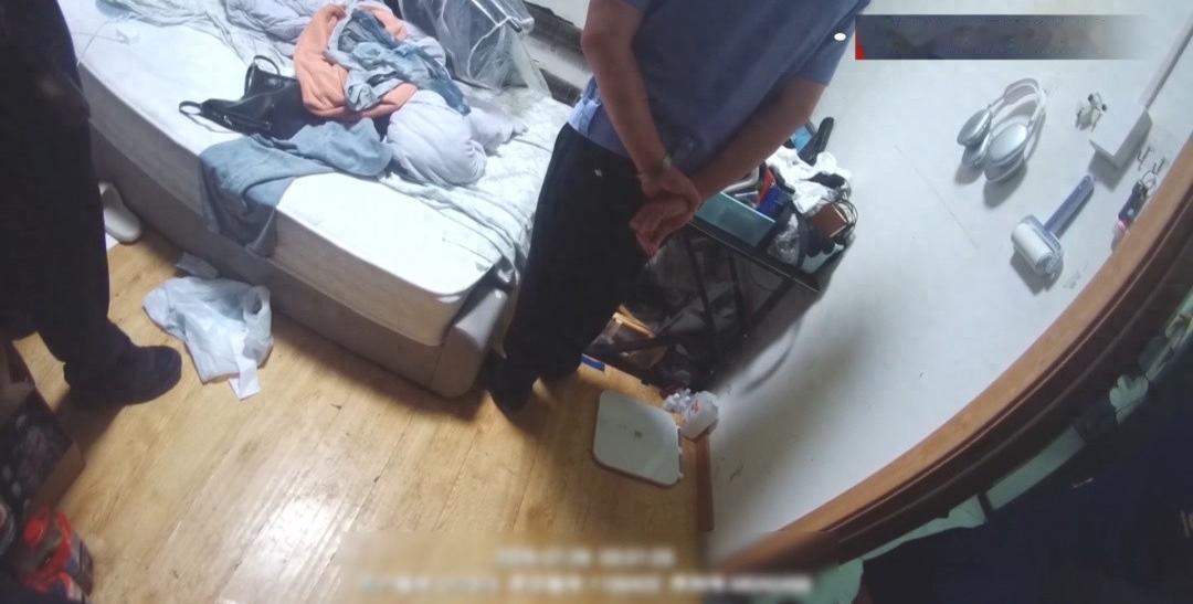 凌晨2点六楼外机惊魂 24岁失恋女孩酒配头孢被救回！

凌晨两点，街上没声，风飒