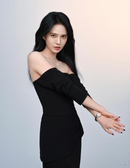 姜珮瑶身着黑色抹胸裙，举手投足间尽显优雅与自信，仿佛自带光芒，让人移不开眼。