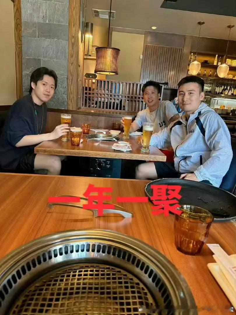 这是在洛杉矶玩直升机么，怪不得单打成绩也跳了，🍺和媳妇都在身边，怪不得我们队短