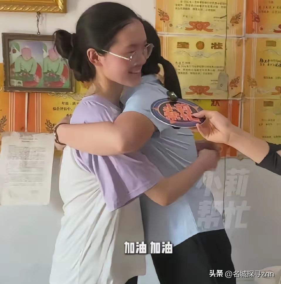 韩雅平的班主任跟记者说了很多。她说这个学生最大的特点是稳。三年大大小小的考试，名