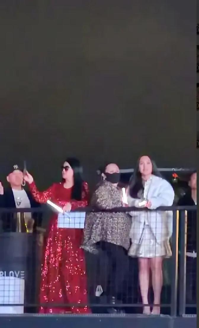 16岁王诗龄拎4万包看演唱会
 
李湘带她坐VIP第一排，票3880港币，手机灯