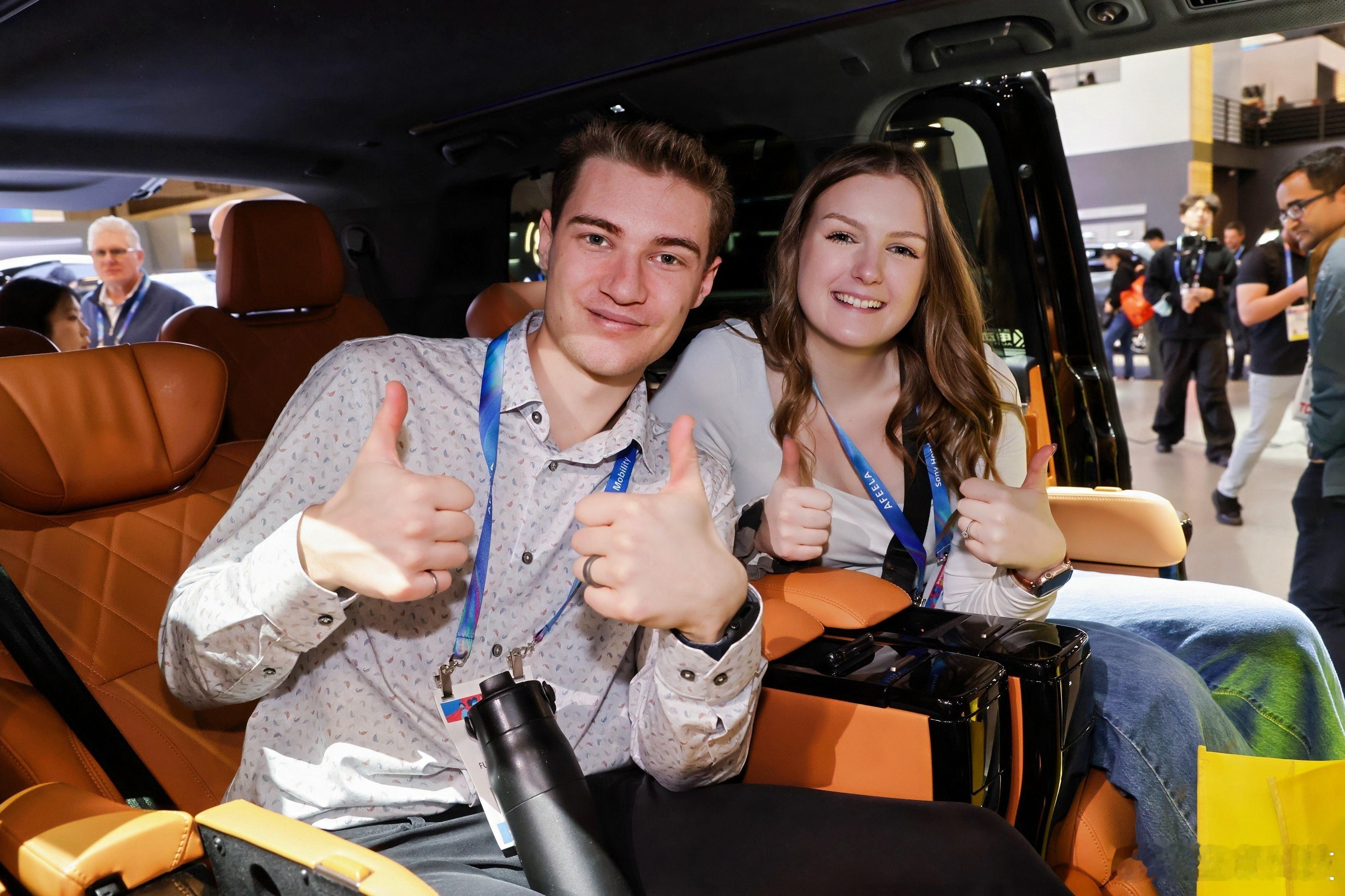 2026CES老外体验魏牌蓝山实录：当魏牌科技全球开卷，老外嘴上说“Intere