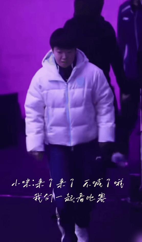 刚丢重庆三连冠！孙颖莎第二天就蹲看台，给赢她的队友当疯批拉拉队！你敢信？
14