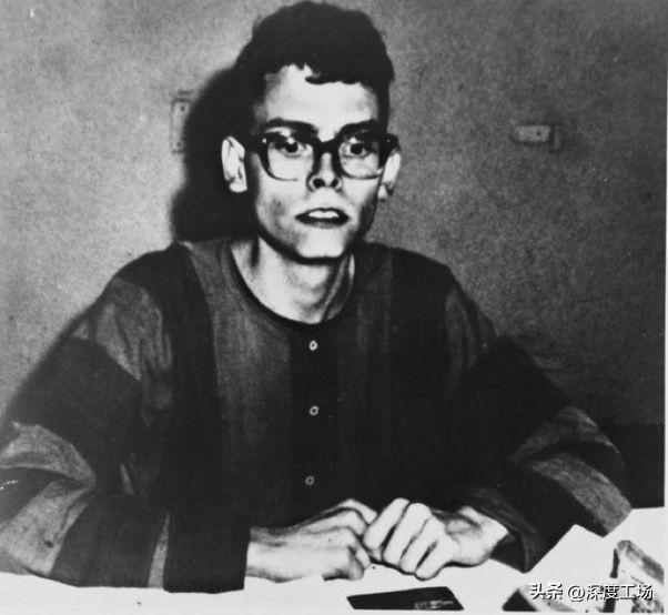 美军士兵在越战时期当了俘虏，在战俘营里天天装傻充愣，冒充弱智！越南看守以为这是个