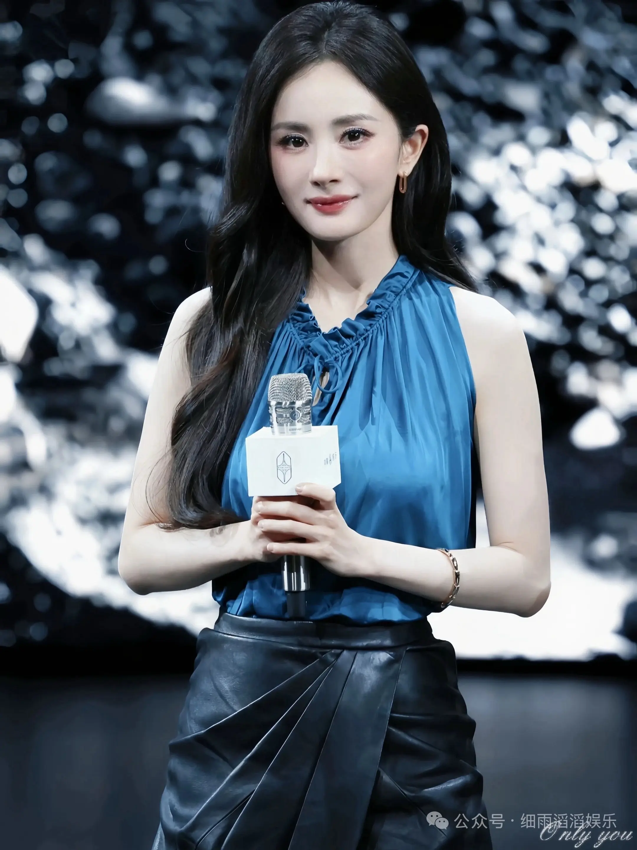杨幂这身黑皮裙，把硬派车开出了松弛感