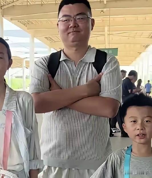 地主家的傻儿子郭威发表公开信 ，他表示不会和郭家断绝关系的。 这个孩子既使你不想