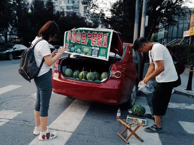 “这边中科大留学生数量特别多，我就琢磨着用双语卖瓜，这样高校的小哥哥小姐姐和外国