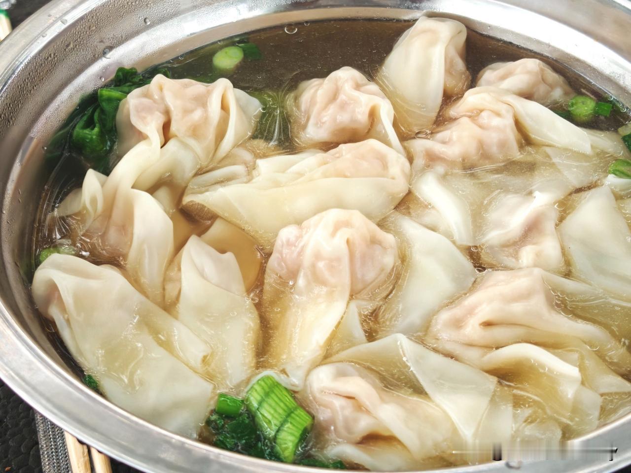 在肇庆目前吃到最好吃的云吞！就在肇庆市第一人民医院门口。摆摊的老俩口，阿婆负责制