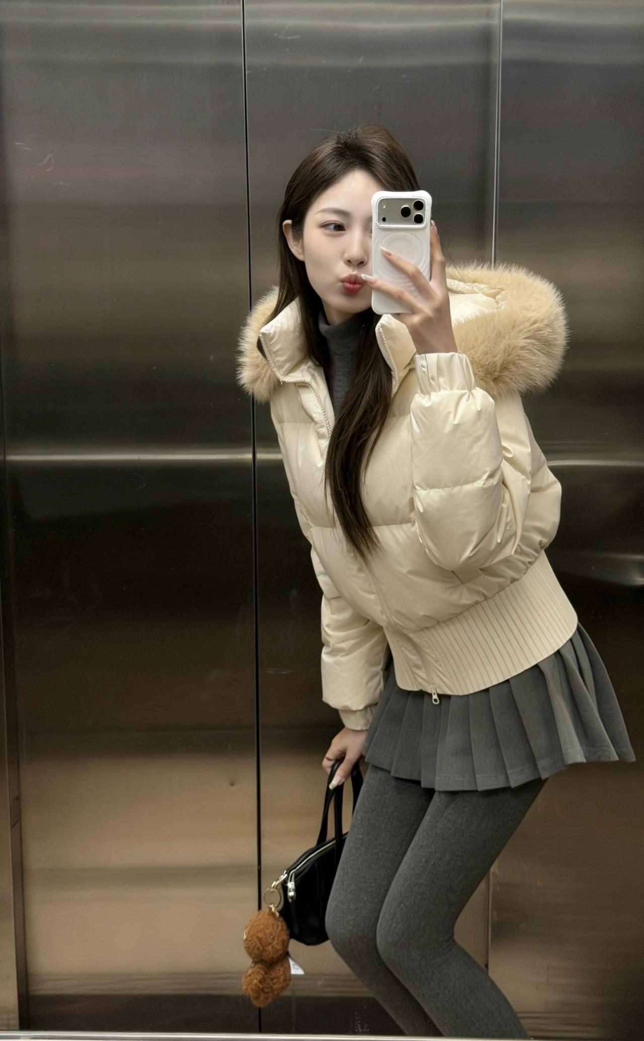 今日穿搭推荐：冬日甜酷轻熟风，整体搭配兼顾了保暖性和时尚感：
米白色短款毛领羽绒