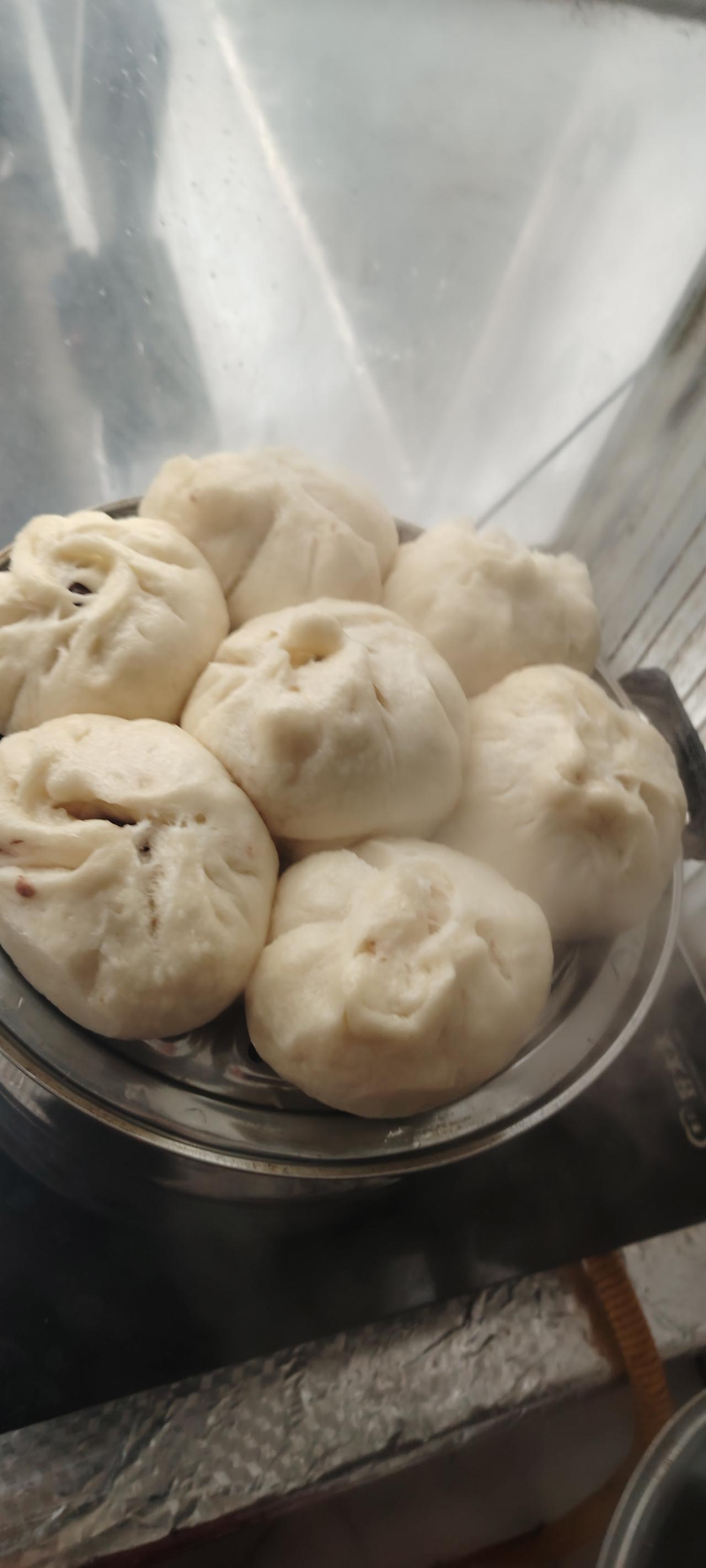 我做的豆沙包，又圆又白又甜，吃了迎新年。祝新的一年圆圆满满，顺风顺水，甜甜蜜蜜！