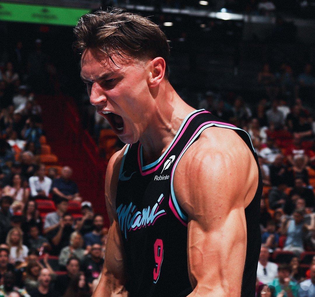 拉尔松两年之间的成长，有点太夸张了场均4.6分 ➡️ 11.4分1.7 篮板 ➡