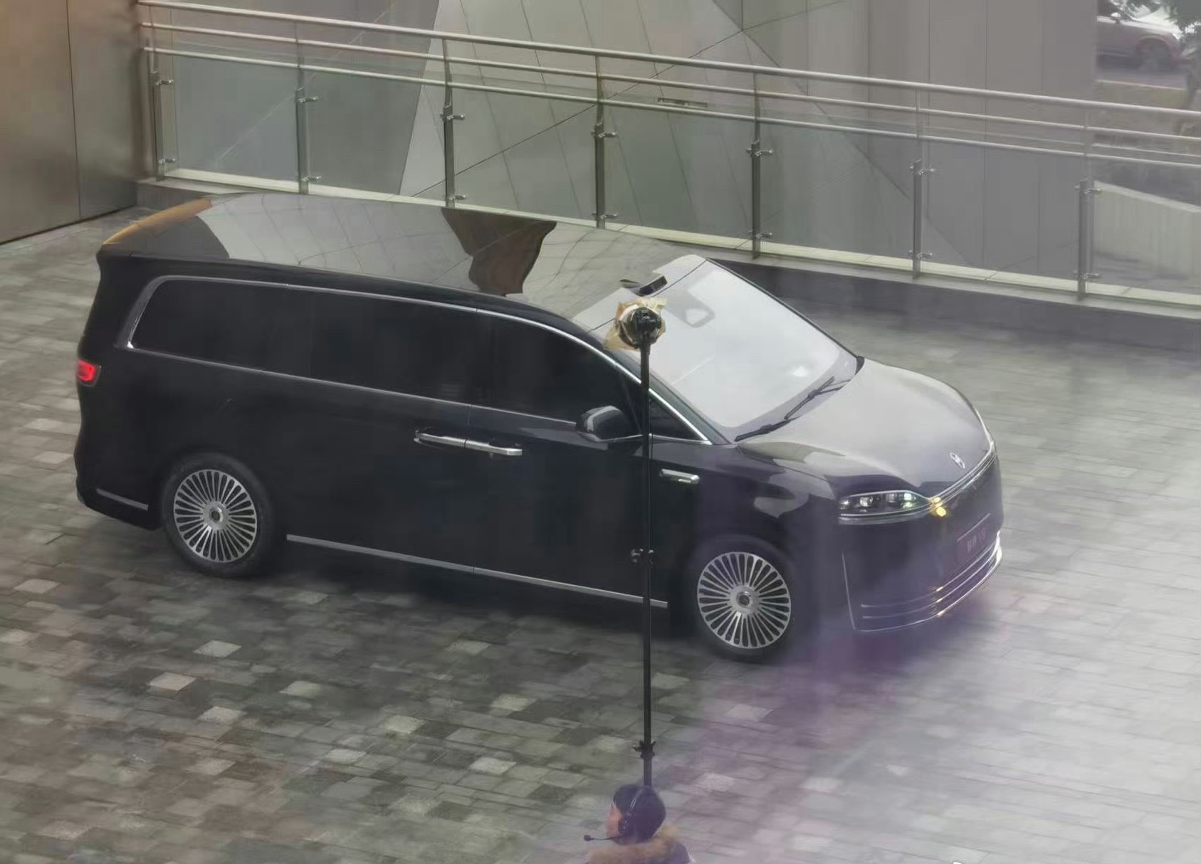 鸿蒙智行首款MPV智界V9非常大气感觉又会是一大爆款鸿蒙智行首款MPV智界V9曝