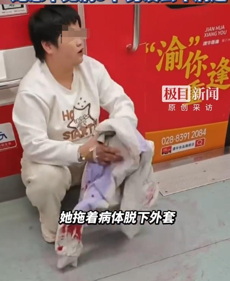 看了地铁吐血女孩擦地板我忍住没有哭，
但是看到网友一句评论却看哭我了
网友说：她